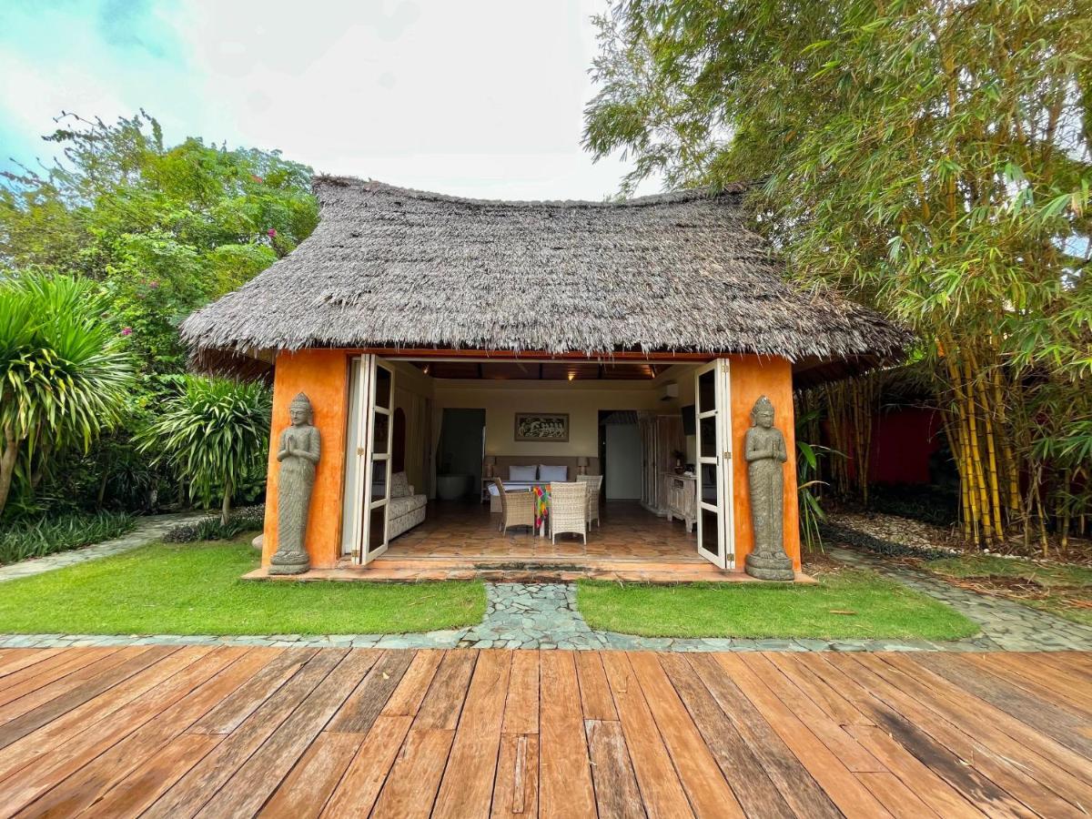 Coco Grove Beach Resort, Siquijor Island Εξωτερικό φωτογραφία A villa at the resort