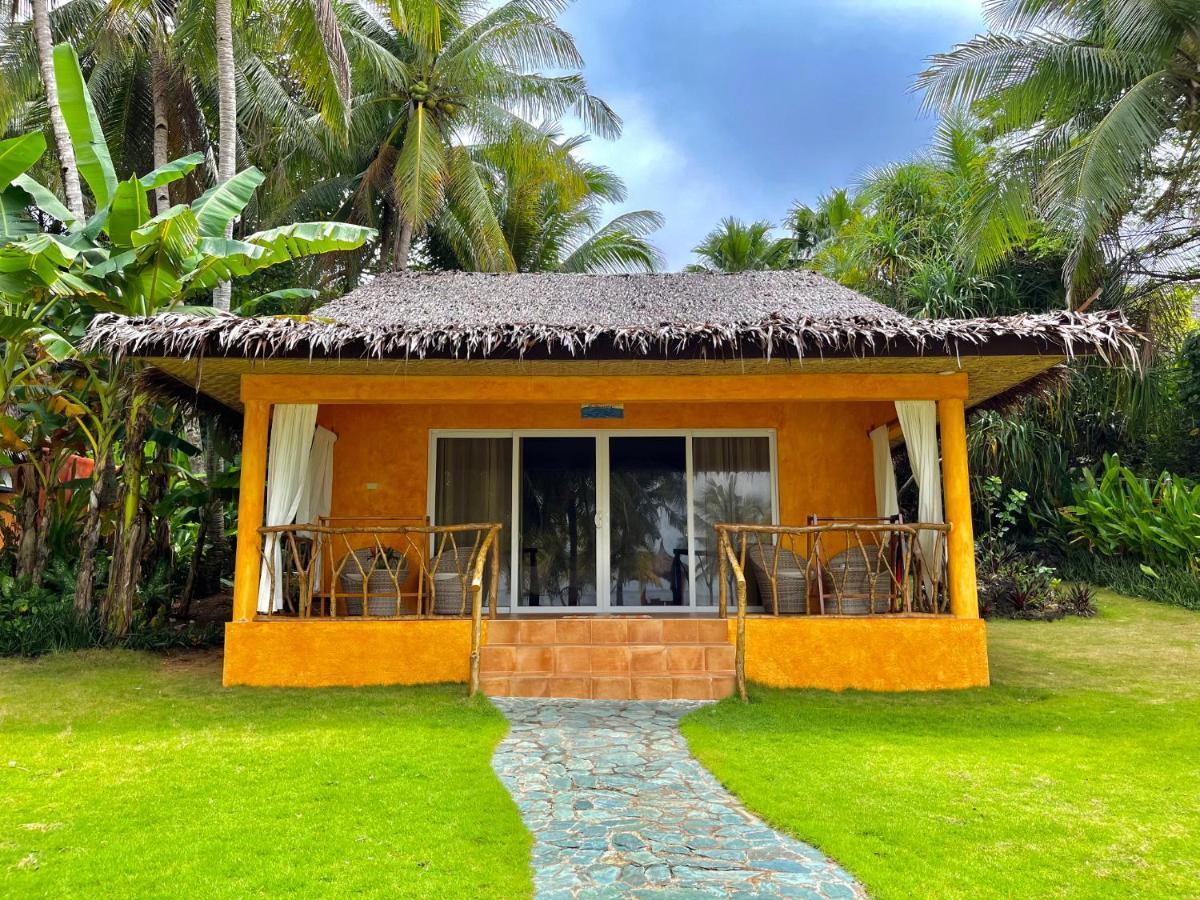 Coco Grove Beach Resort, Siquijor Island Εξωτερικό φωτογραφία A bungalow at the resort