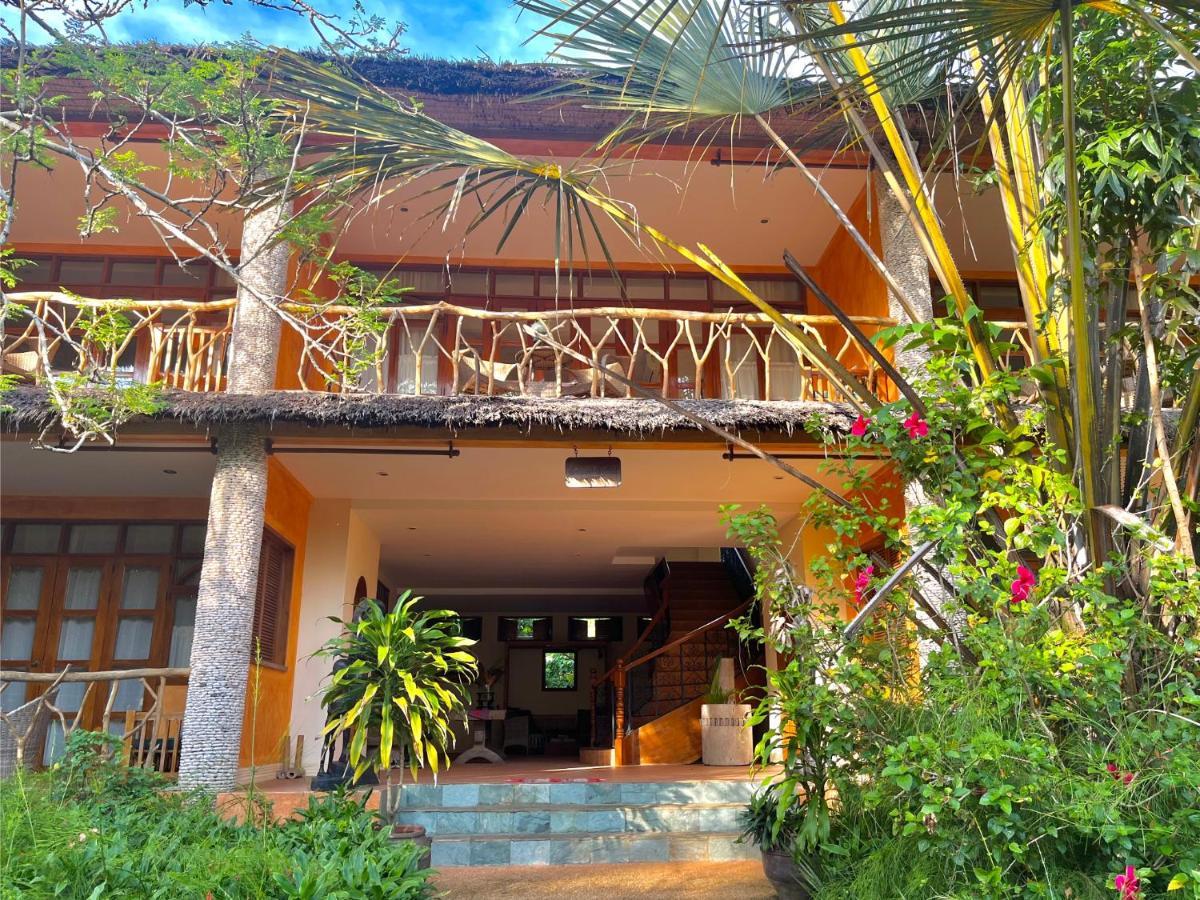 Coco Grove Beach Resort, Siquijor Island Εξωτερικό φωτογραφία The entrance to the hotel