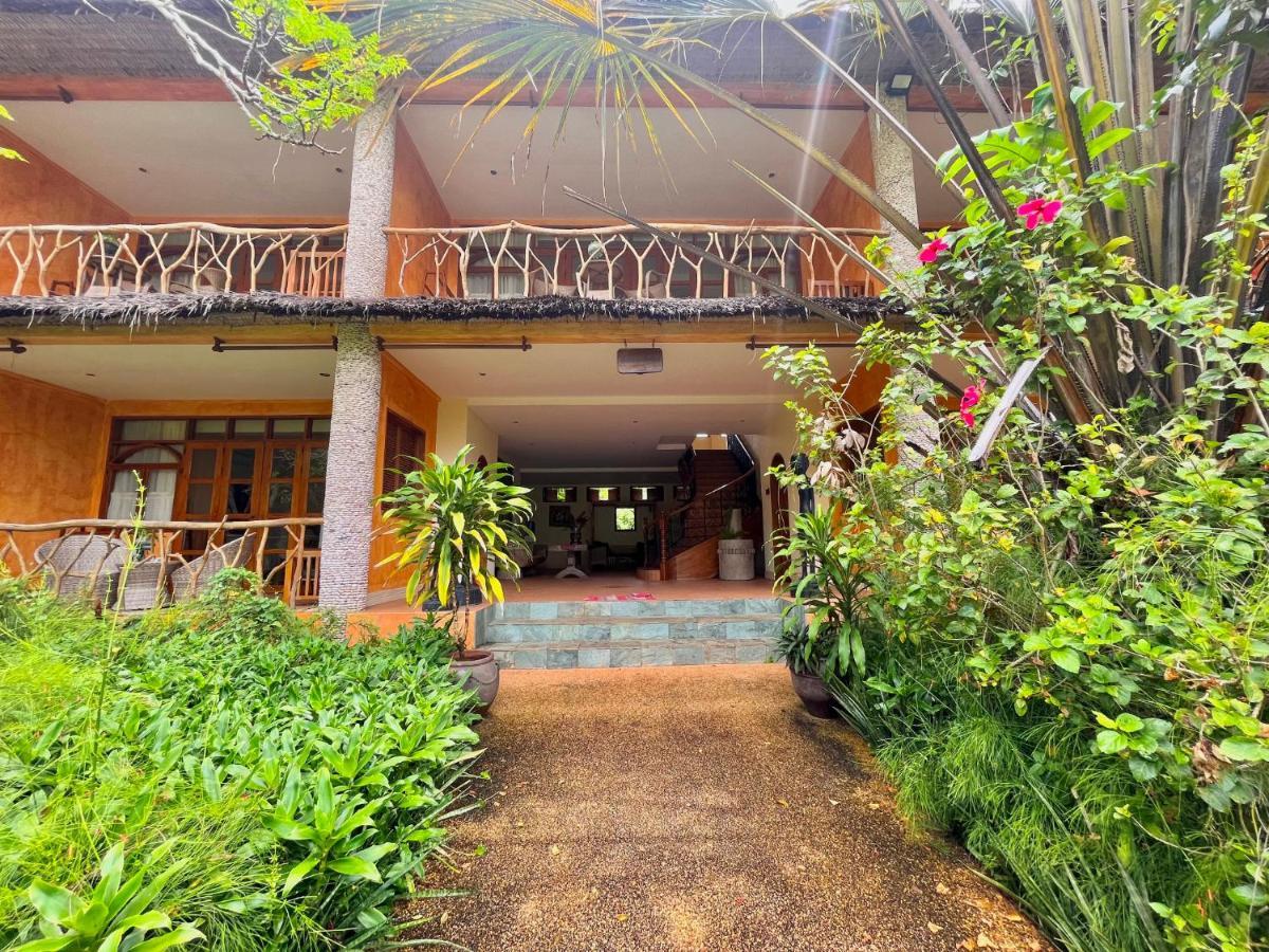 Coco Grove Beach Resort, Siquijor Island Εξωτερικό φωτογραφία The entrance to the hotel