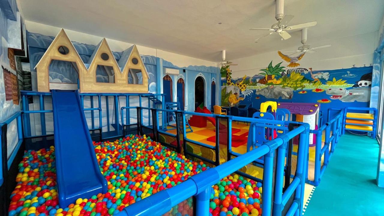 Coco Grove Beach Resort, Siquijor Island Εξωτερικό φωτογραφία A ball pit at a children's play center