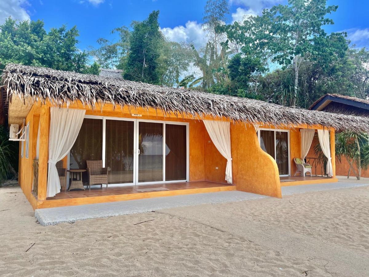 Coco Grove Beach Resort, Siquijor Island Εξωτερικό φωτογραφία The resort's beachfront bungalows