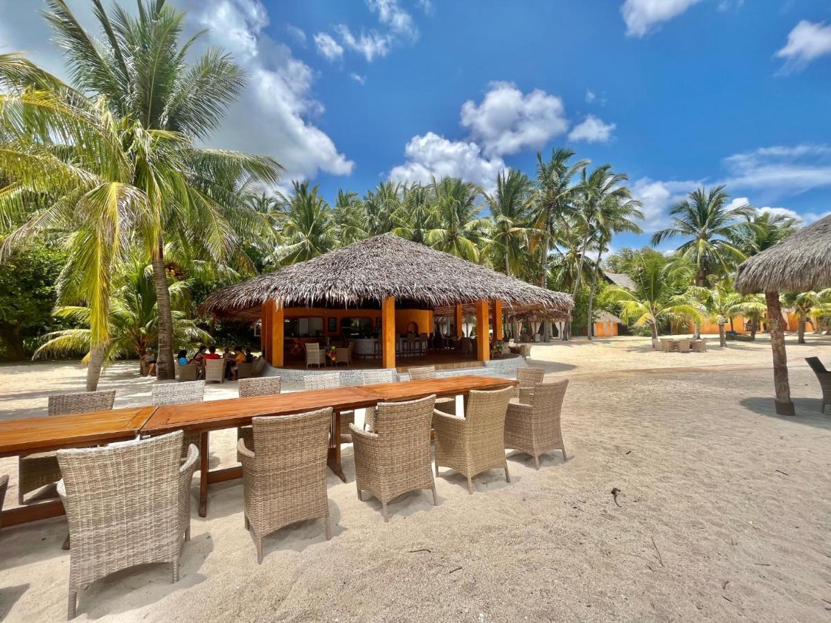 Coco Grove Beach Resort, Siquijor Island Εξωτερικό φωτογραφία The beach bar at the resort