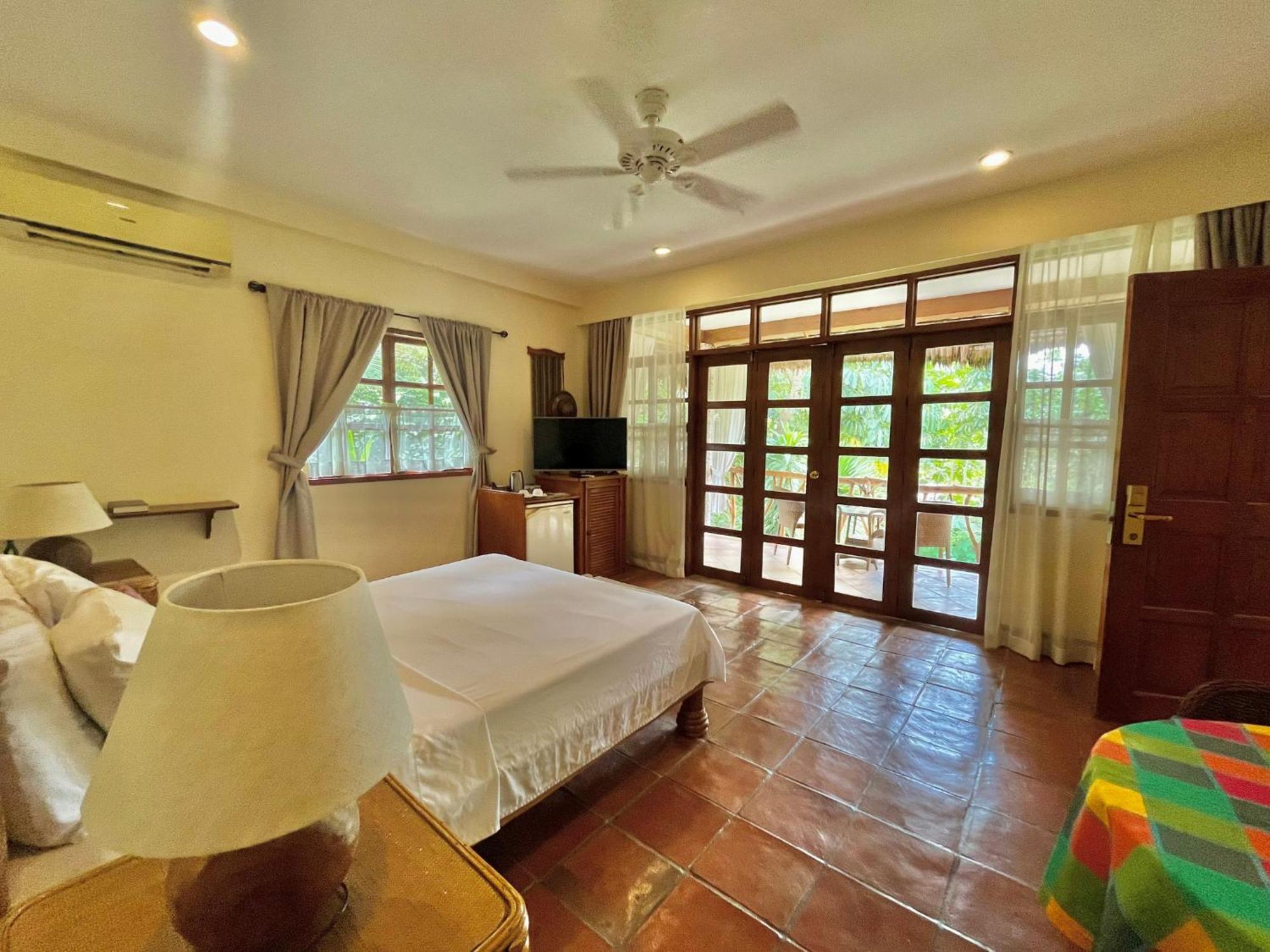 Coco Grove Beach Resort, Siquijor Island Εξωτερικό φωτογραφία A bedroom at the resort