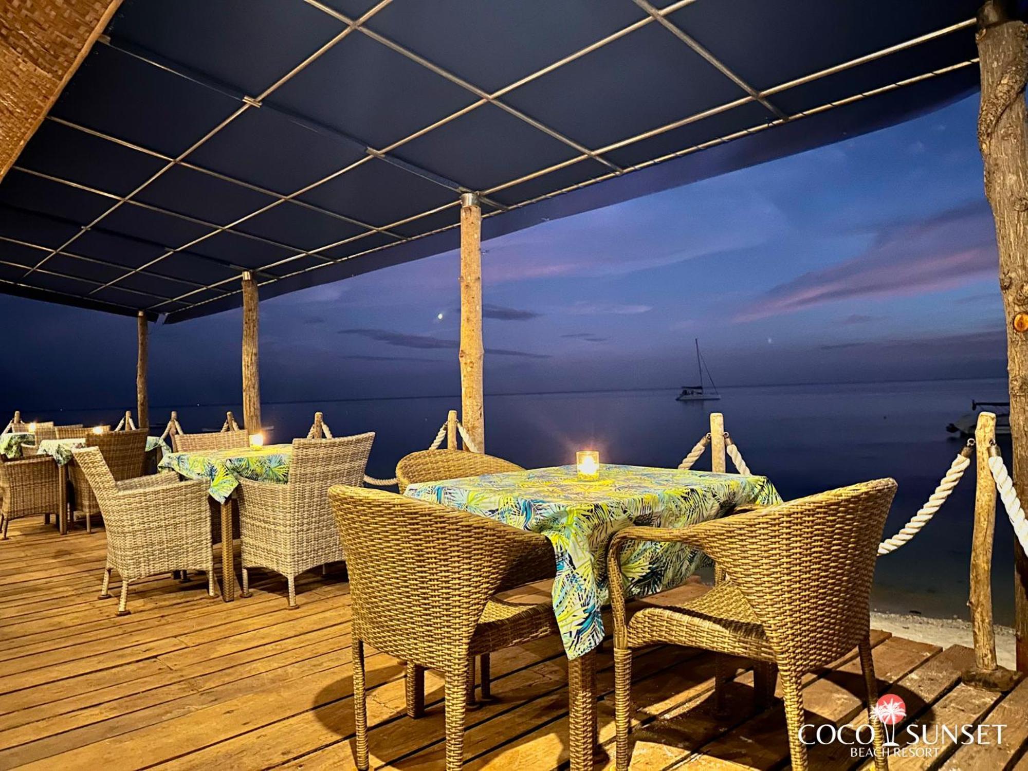 Coco Grove Beach Resort, Siquijor Island Εξωτερικό φωτογραφία The restaurant at the resort