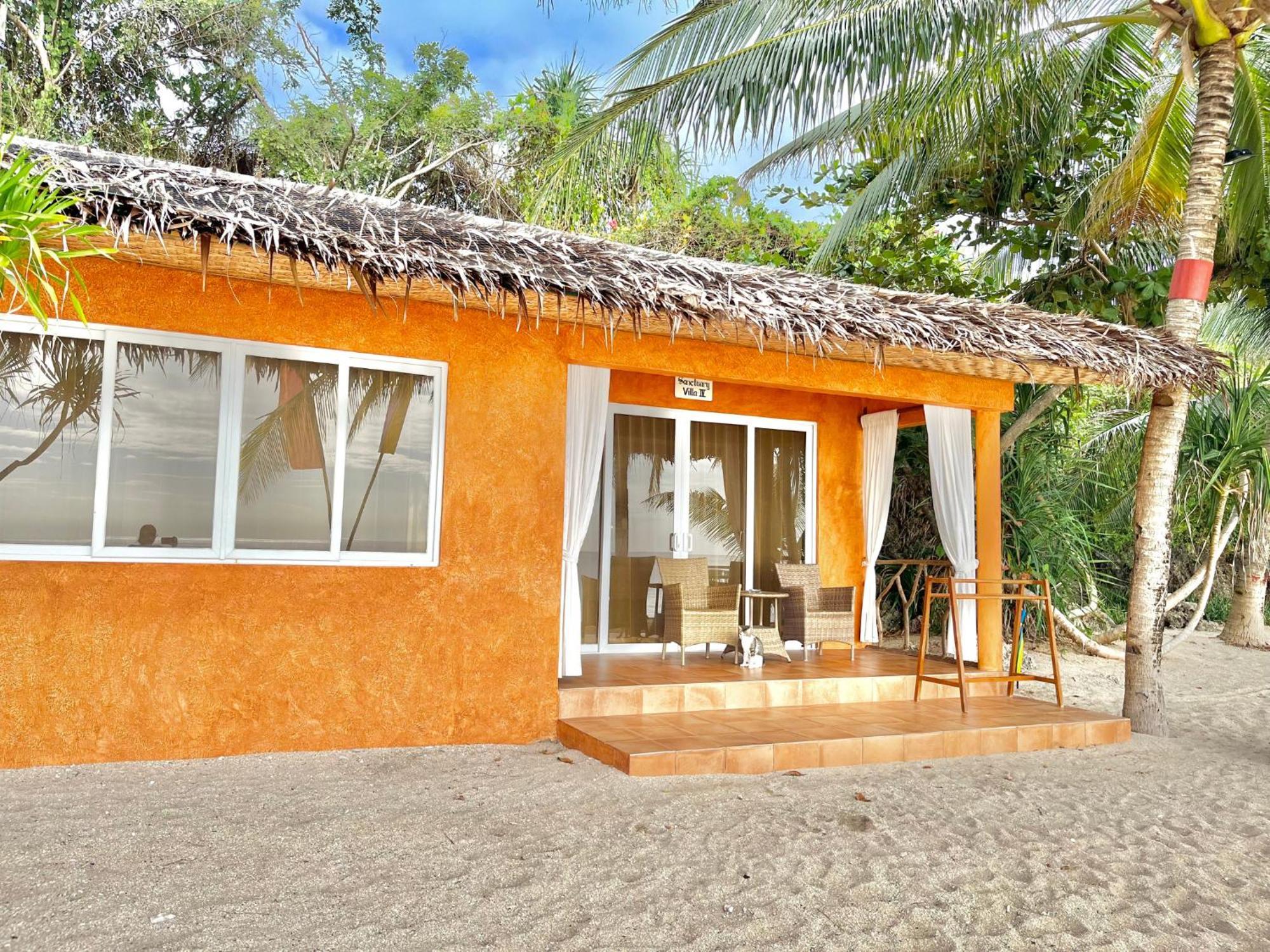 Coco Grove Beach Resort, Siquijor Island Δωμάτιο φωτογραφία Beachfront cottage at the resort