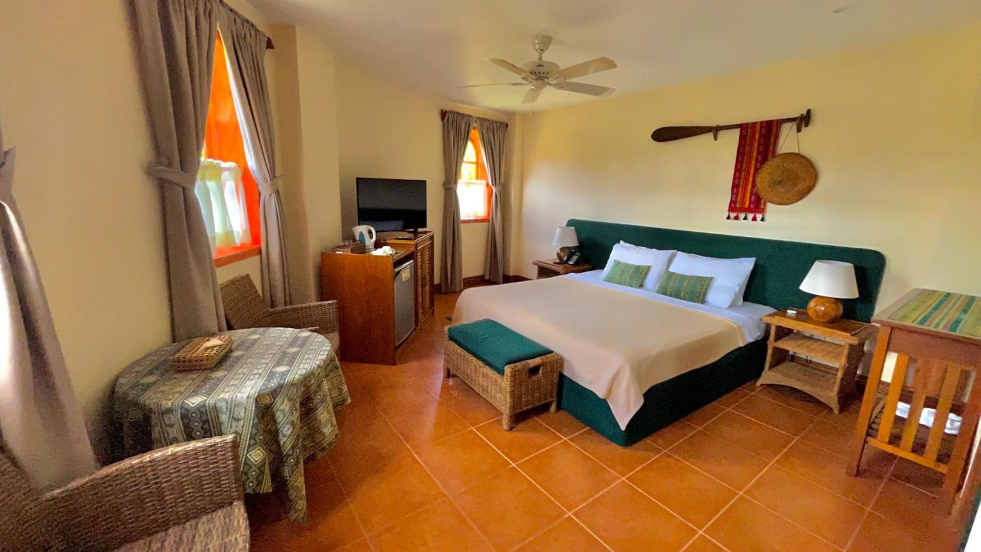 Coco Grove Beach Resort, Siquijor Island Δωμάτιο φωτογραφία A room at the hotel