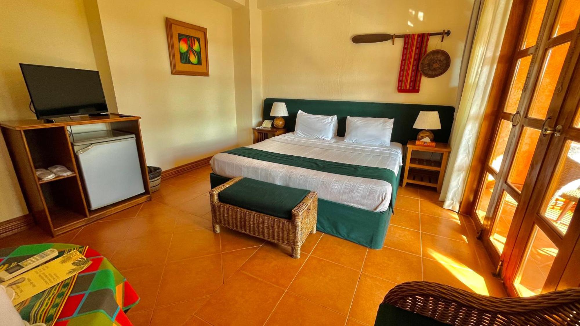 Coco Grove Beach Resort, Siquijor Island Δωμάτιο φωτογραφία A room at the Nile River Camp